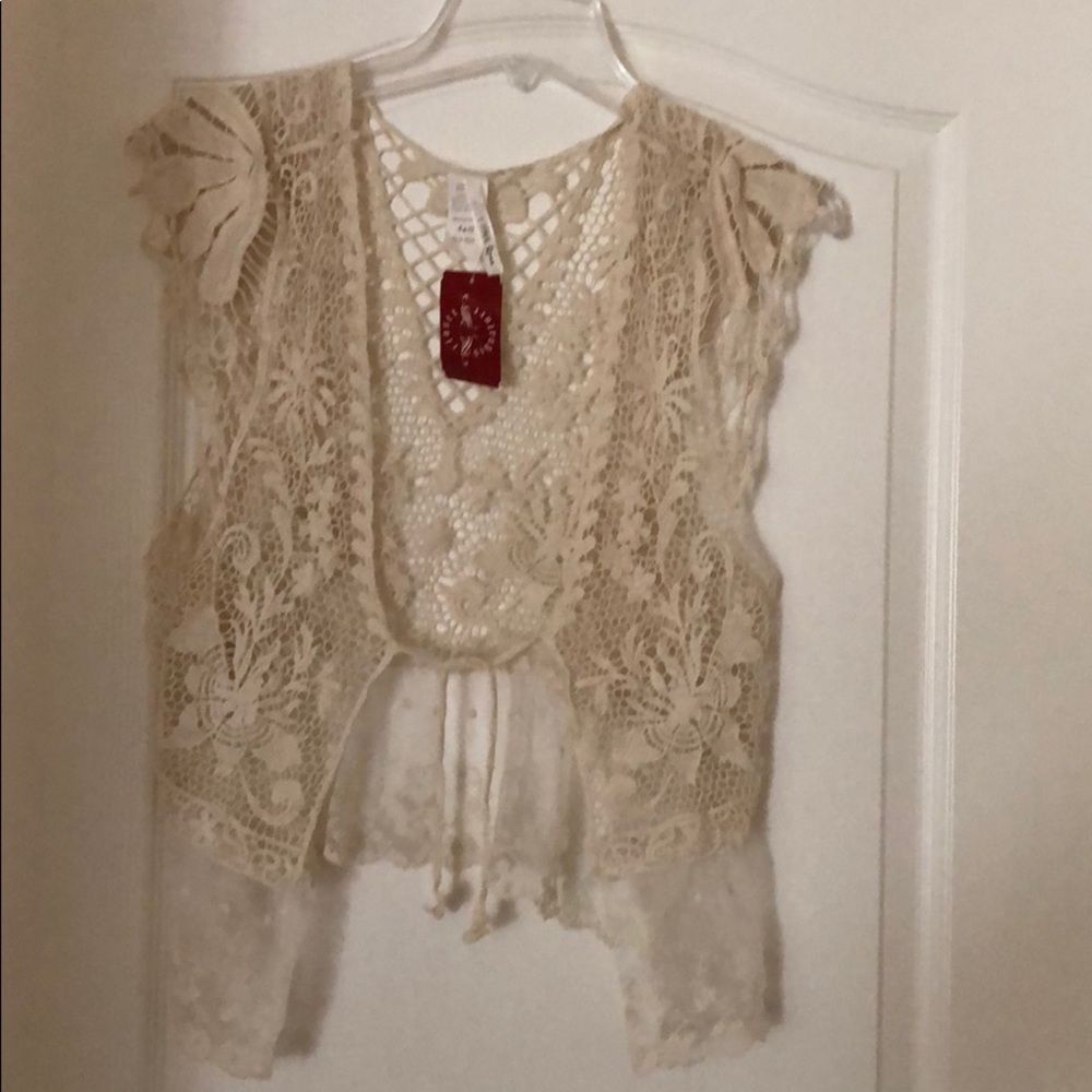 Women shrugs lace